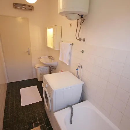 Apartment In 33297